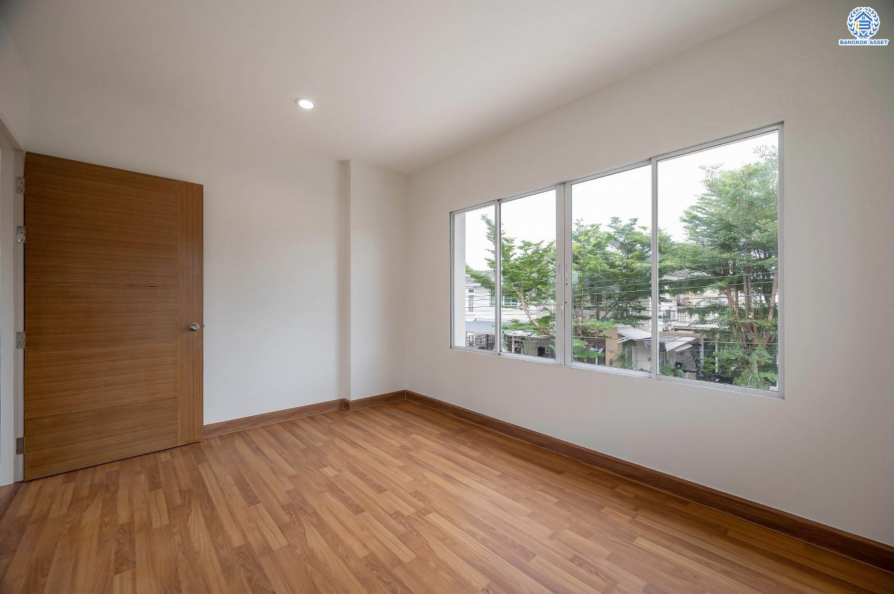 บ้านมือสองตกแต่งใหม่ โครงการ อนันตธารา ทวีวัฒนา เนื้อที่ 61.6 ตร.ว. พื้นที่ใช้สอย 190.96 ตร.ม. ฟังก์ชันจัดเต็ม 3 ห้องนอน 3 ห้องน้ำ จอดรถได้ 2 คัน ตอบโจทย์ทุกการเดินทาง บนทำเลศักยภาพ ติดถนนบรมราชชนนี เชื่อมต่อทางคู่ขนานลอยฟ้า ใกล้รถไฟฟ้าสายสีน้ำเงิน "สถานีบางพลัด"